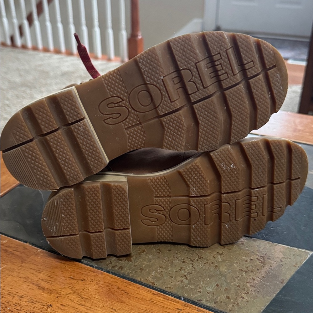 Tan Sorel hiking boots - Picture 4 of 9